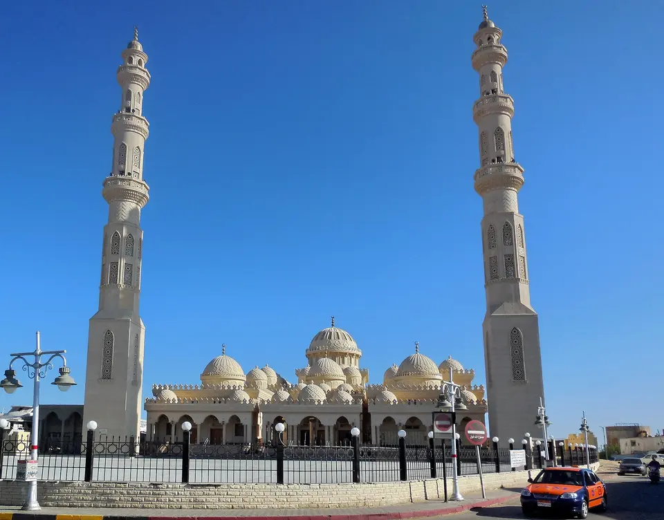 El Mina mošeja ar diviem minaretiem un baltiem kupoliem