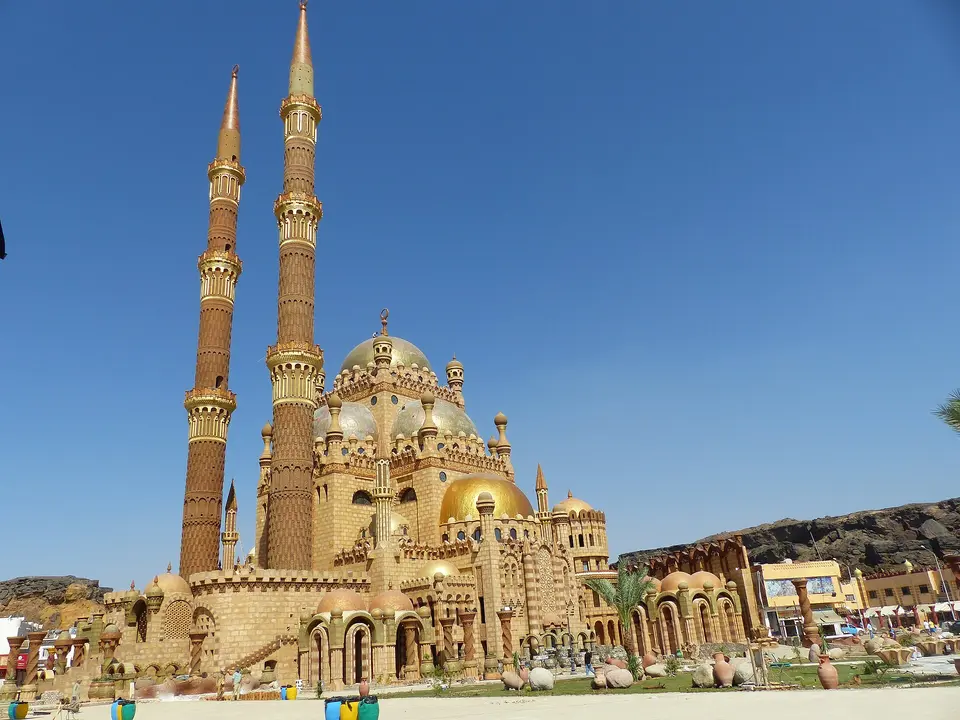 Al Sahaba mošeja ar diviem augstiem minaretiem Šarm eš Šeihā