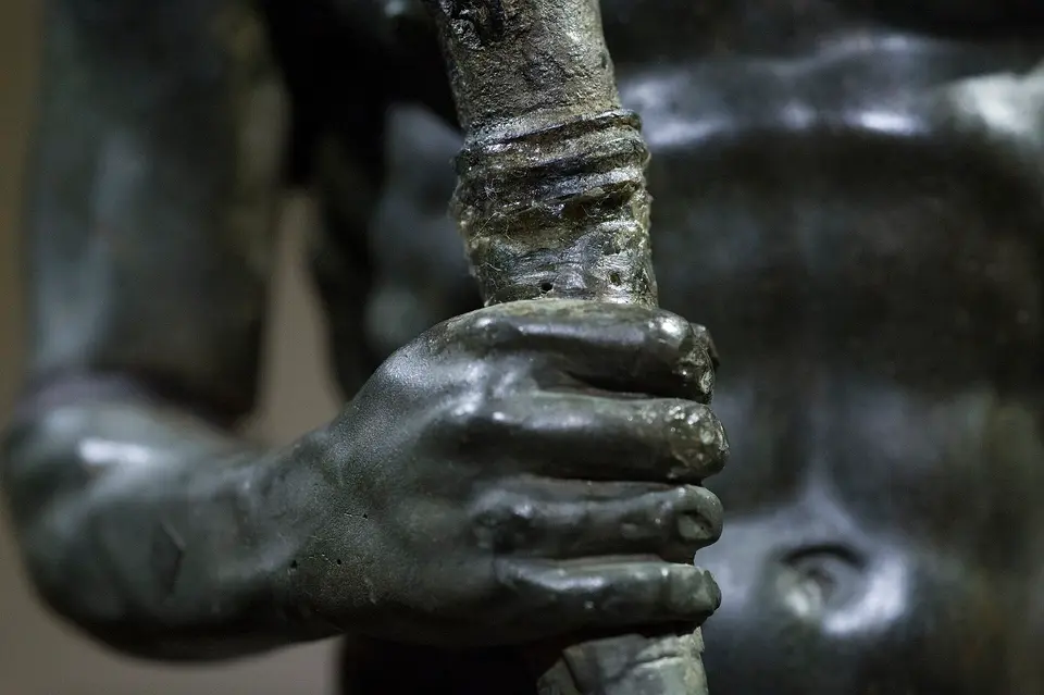 Romiešu laika bronzas Hērakla statuja Alanjas muzejā