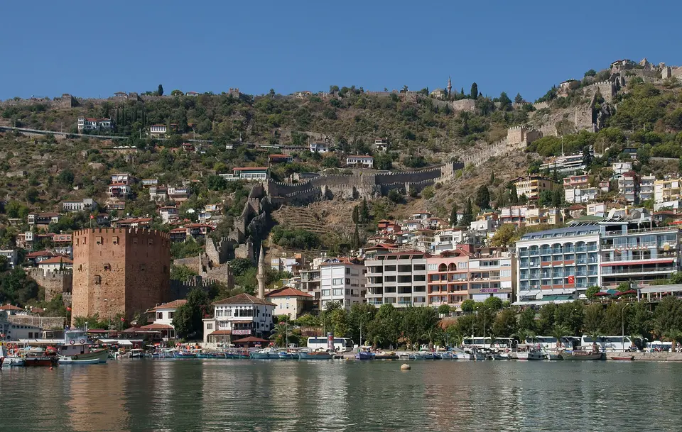 Sarkanais tornis un Alanjas osta, skats no jūras