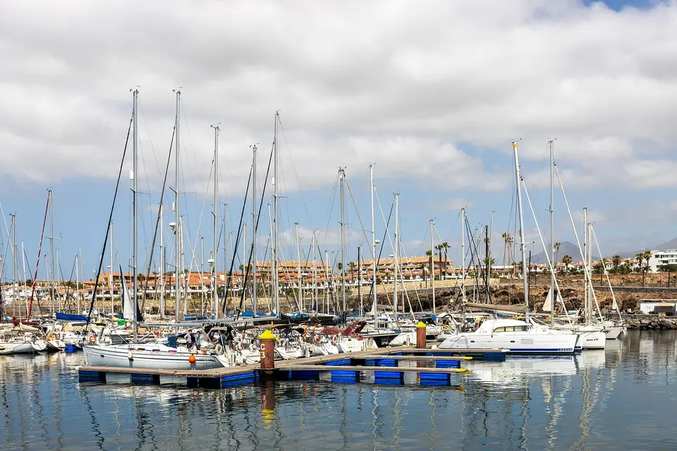 Laivas San Miguel marīnā pie Golf del Sur