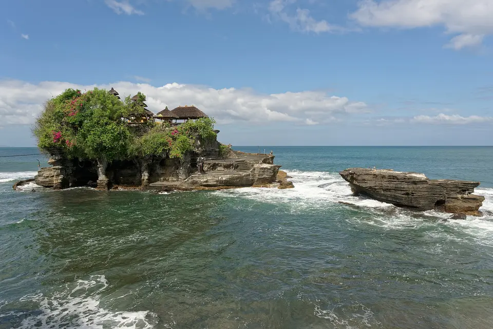 Tanah Lot templis uz klints paisuma laikā