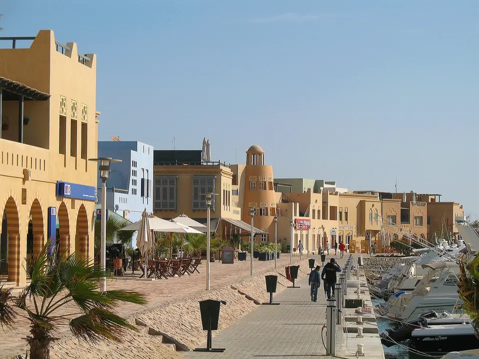 Promenāde ar kafejnīcām gar El Gounas jahtu ostu
