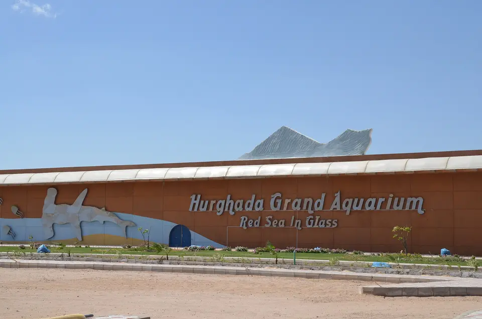 Hurgadas Lielā akvārija ēka ar uzrakstu „Hurghada Grand Aquarium”