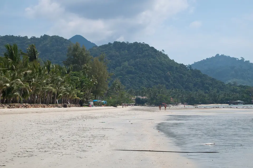 Pludmale Koh Chang salas rietumu krastā
