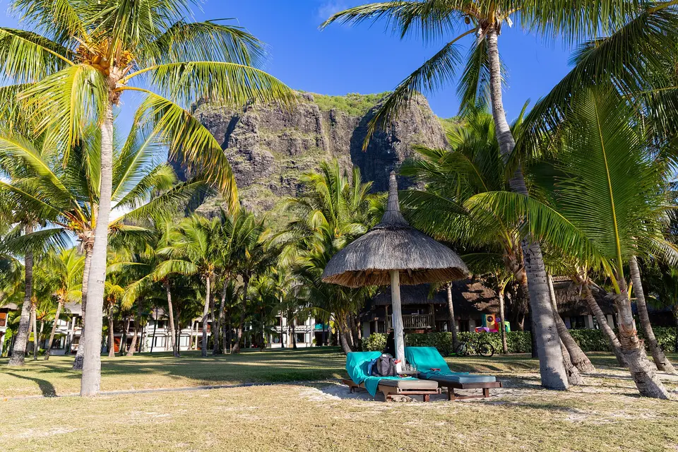 Le Morne pludmale ar Le Morne Brabant kalnu fonā