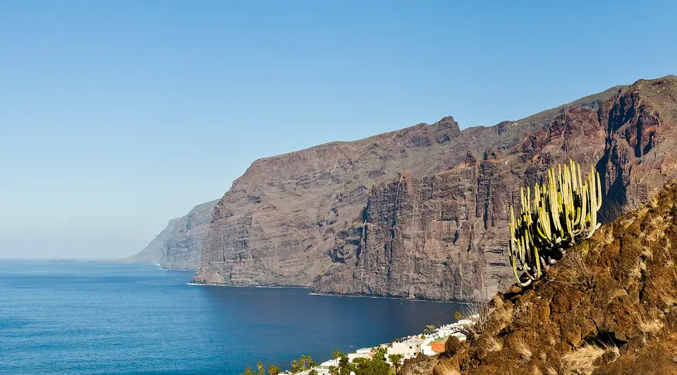 Los Gigantes stāvās klintis un okeāns