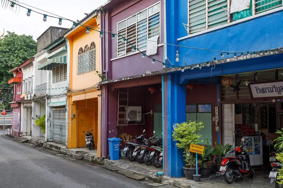 Krāsainas ķīniešu-portugāļu stila mājas Thalang ielā Puketas vecpilsētā