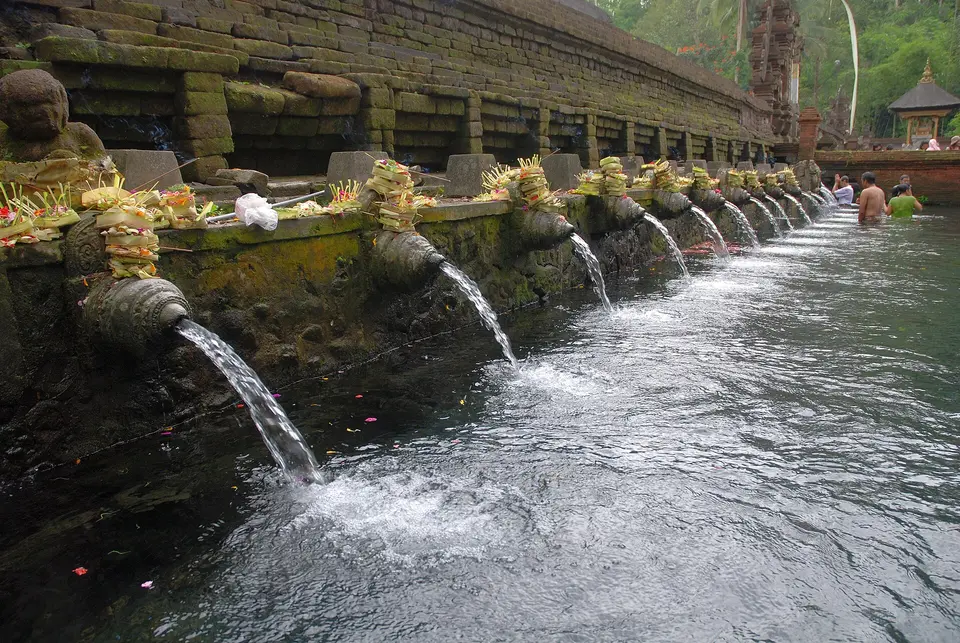 Strūklu rinda Tirta Empul tempļa attīrīšanās baseinā