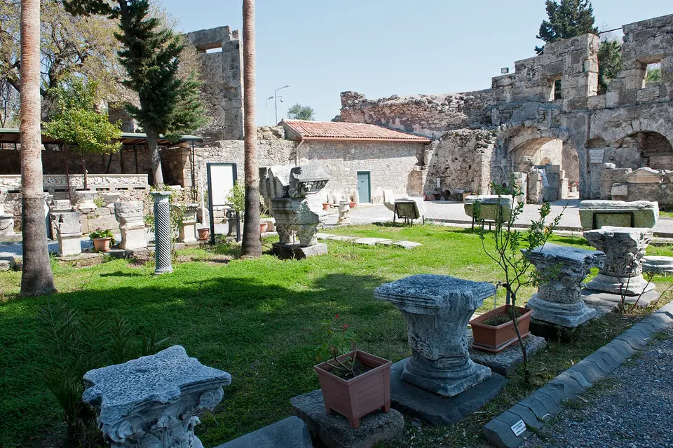 Sides muzeja dārzs un bijušās romiešu pirts ēka