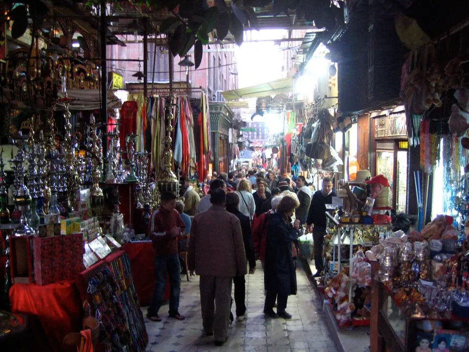 Khan el-Khalili tirgus eja ar laternām un suvenīriem