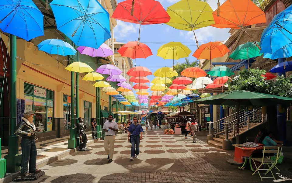 Krāsaini lietussargi virs ielas Caudan Waterfront kvartālā Portluī