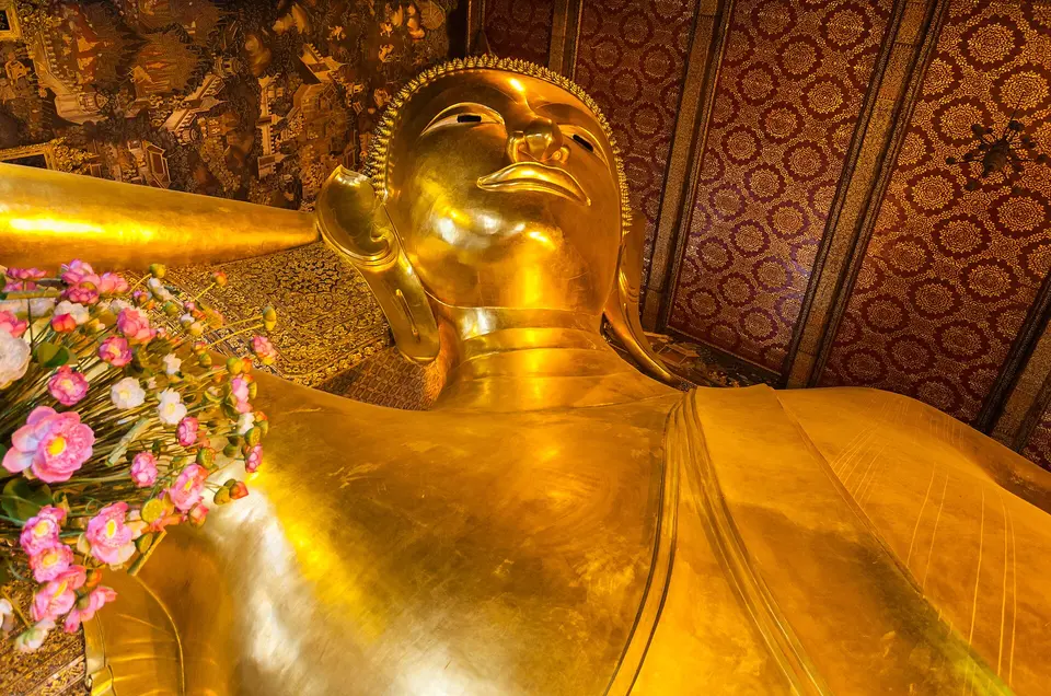 Zeltītā guļošā Budas statuja Wat Pho templī
