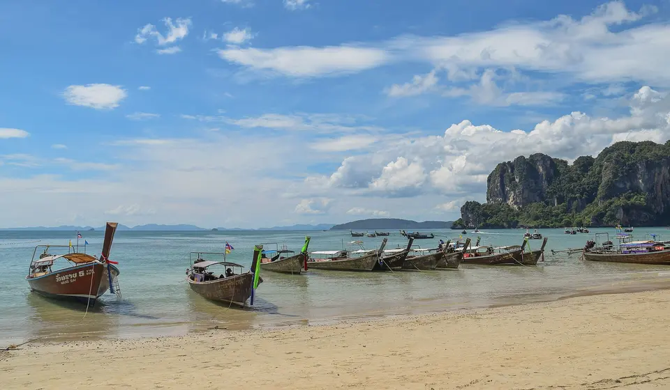 Rietumu Railay pludmale starp kaļķakmens klintīm